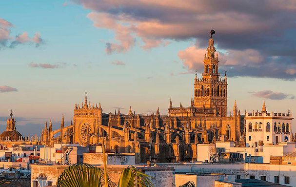 Sevilla, a los pies de La Giralda